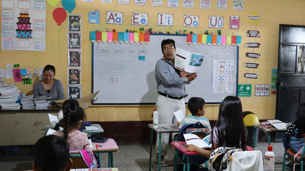 Comunidad Lingüística Awakateka distribuye ejemplares del libro “Principios y Valores Culturales Awakateko". (Foto: ALMG)