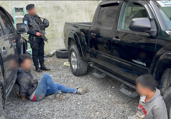 Los detenidos fueron identificados como Denis Bladimir López Morales, de 21 años, y Jeison Alexander López Morales, alias Jeik, de 20. / Foto: PNC