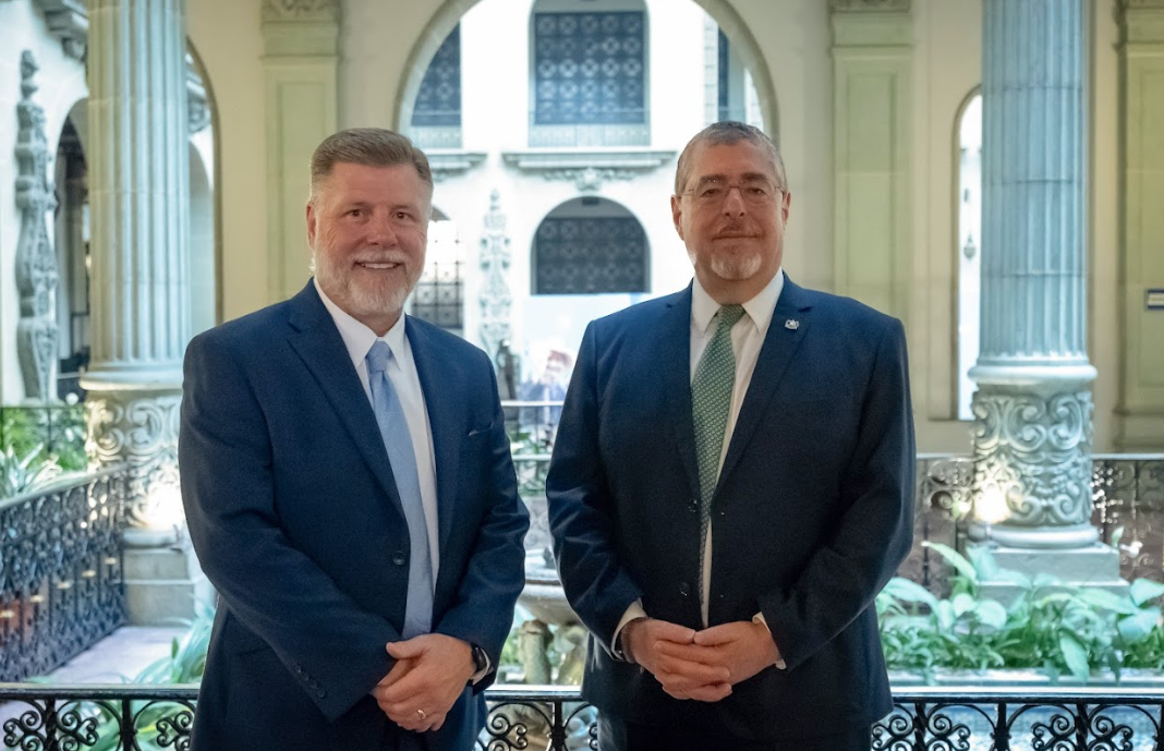 Presidente recibió a el Congresista de EE. UU. Rick Crawford