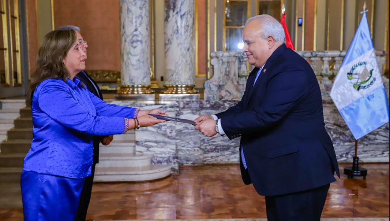 Embajador de Guatemala presenta cartas credenciales a la Presidenta de Perú