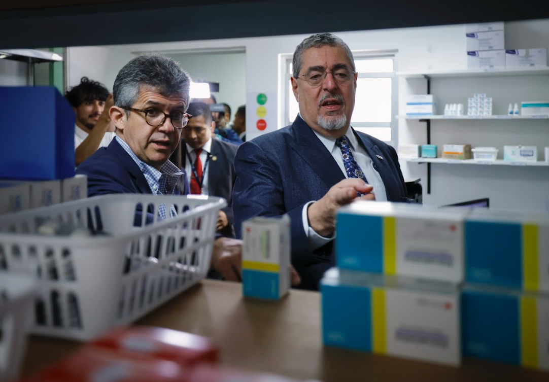 Presidente Arévalo y ministro Barnoya inauguran gran farmacia Proam en Hospital de Villa Nueva