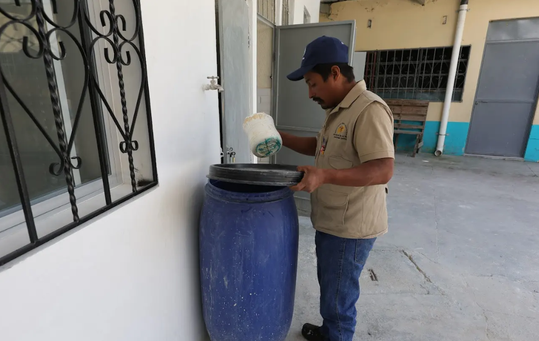 Mantener tapados los recipientes donde se almacena agua ayuda a prevenir la proliferación del zancudo transmisor del dengue. / Foto: MSPAS.
