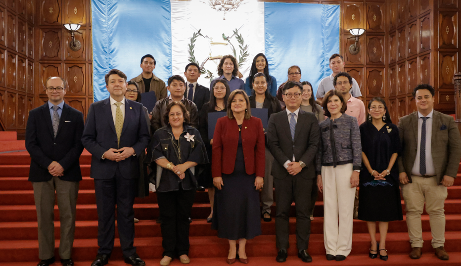 La vicepresidenta y autoridades de Senacyt premiaron a los ganadores del Fotocyt 2025. (Foto: Analí Camey)