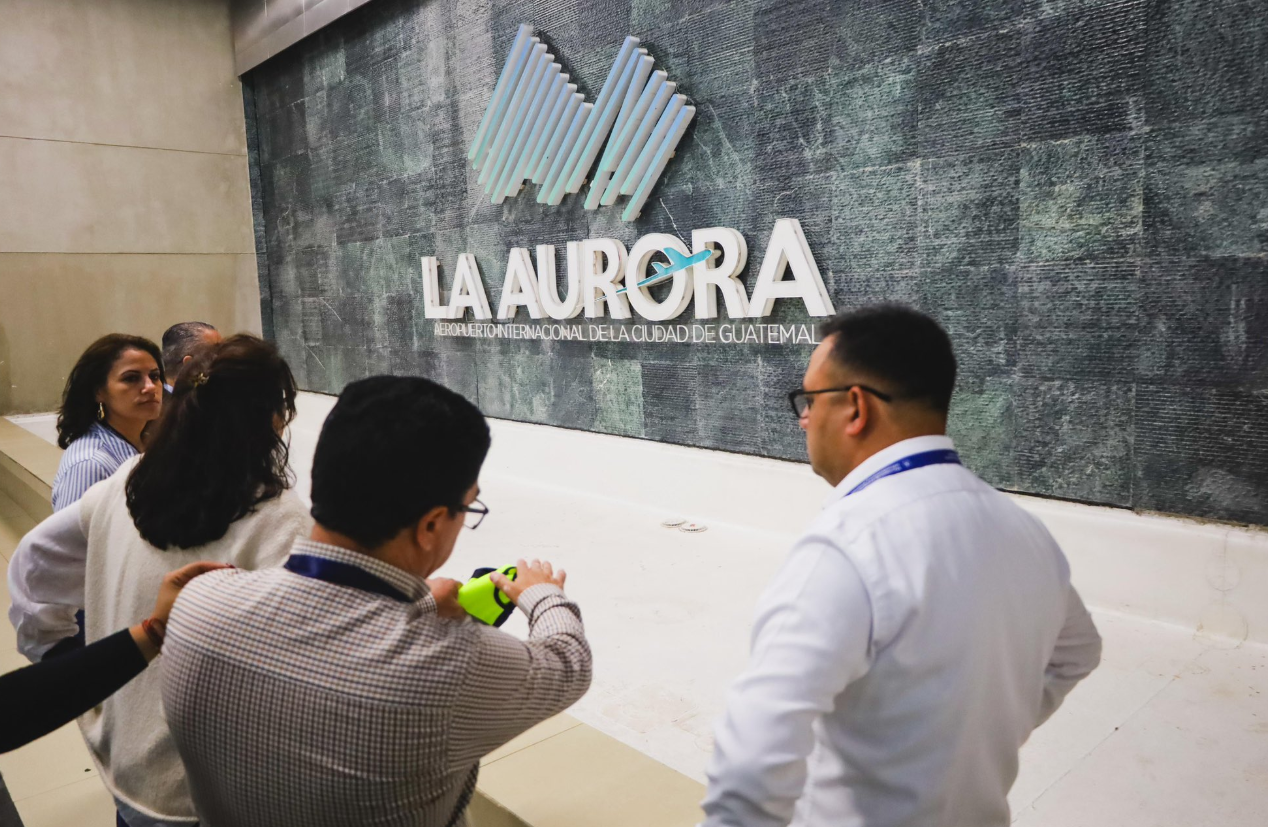 Viceministro Suriano inspeccionó el AILA en horas de la madrugada./Foto: CIV.