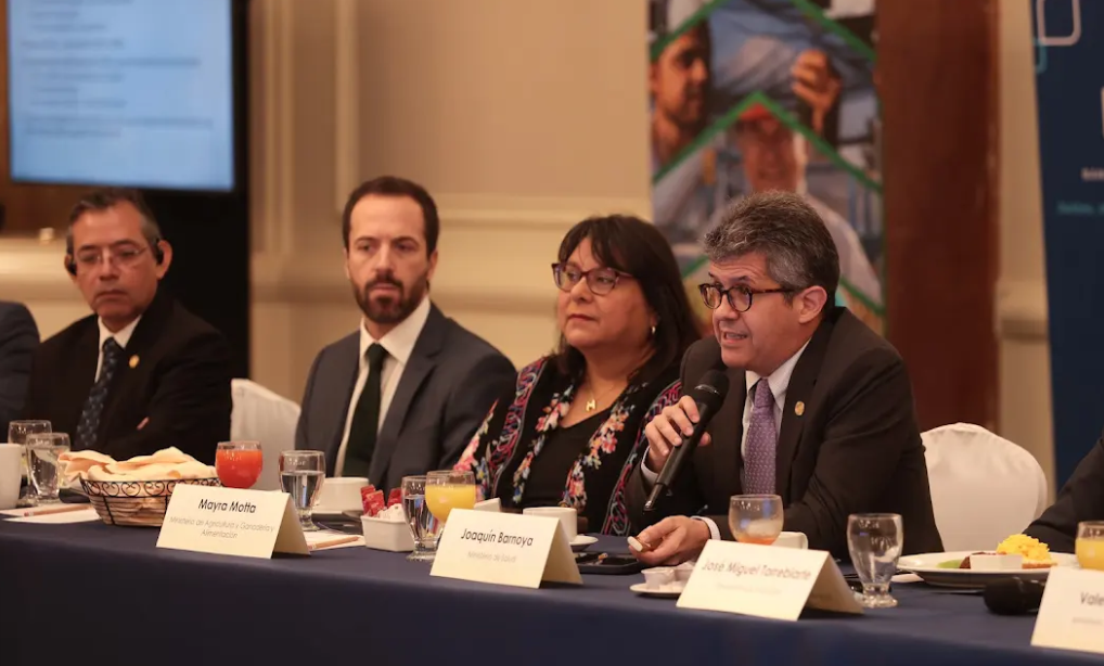 Ministro de Salud comparte avances en la modernización de trámites regulatorios