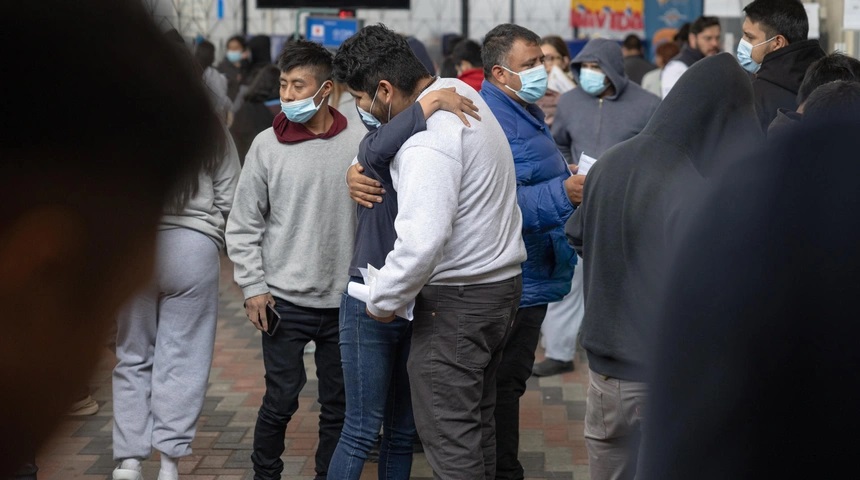 Las deportaciones rápidas inducen a deportar a personas por error, señala jueza federal de Estados Unidos.