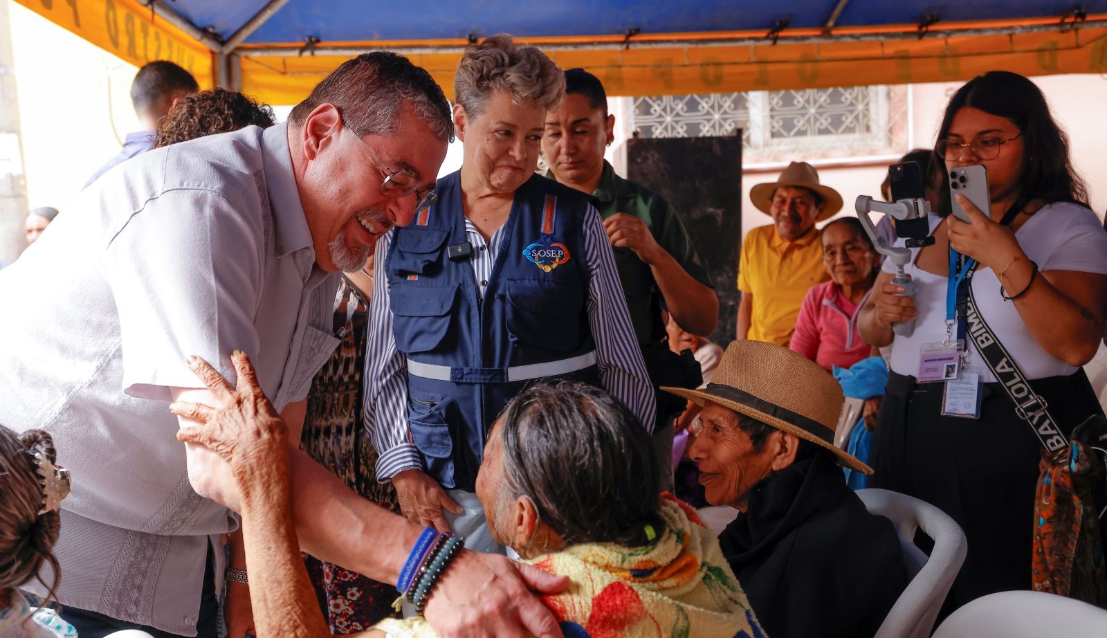 El presidente Bernardo Arévalo, durante la inauguración del centro de atención para adultos mayores Mis Años Dorados en Olopa, Chiquimula.
