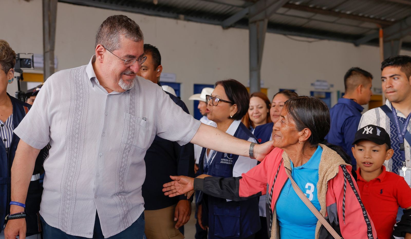 El presidente Bernardo Arévalo saluda a una persona mayor durante recorrido por el nuevo centro de atención Mis Años Dorados en Olopa, Chiquimula. /Foto: Gilber García