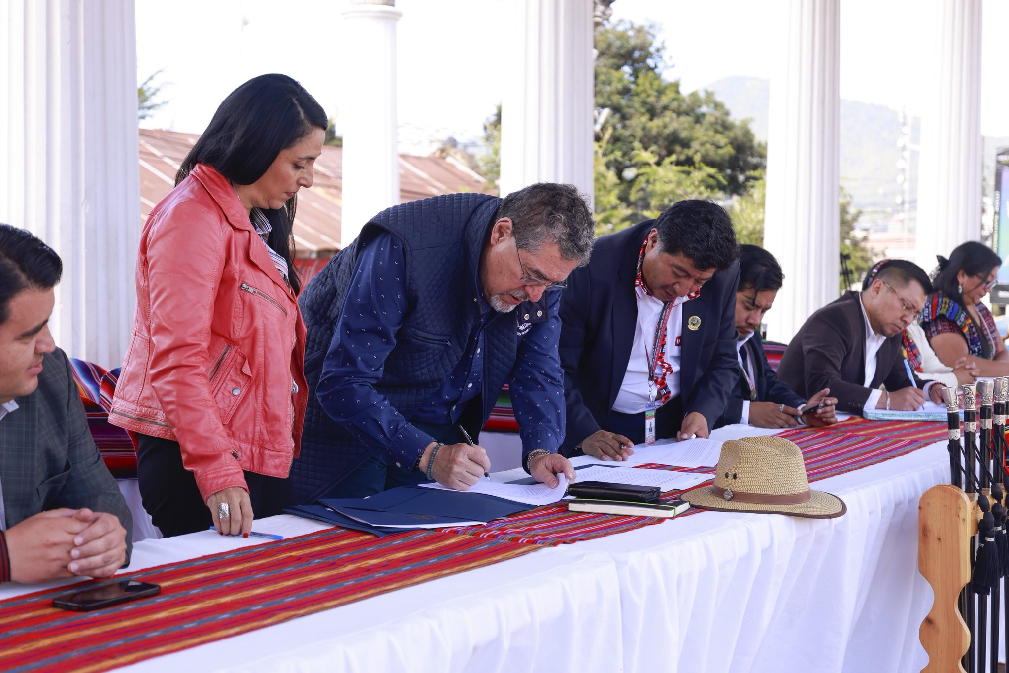 Presidente firma agenda territorial para el desarrollo en Totonicapán