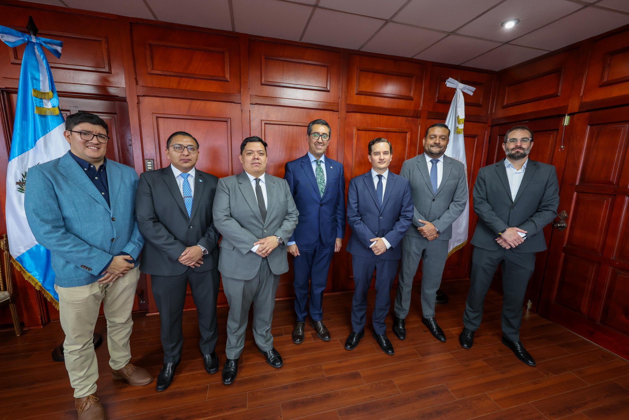 Integrantes de la Superintendencia de Competencia se reúnen con autoridades de Minfin 