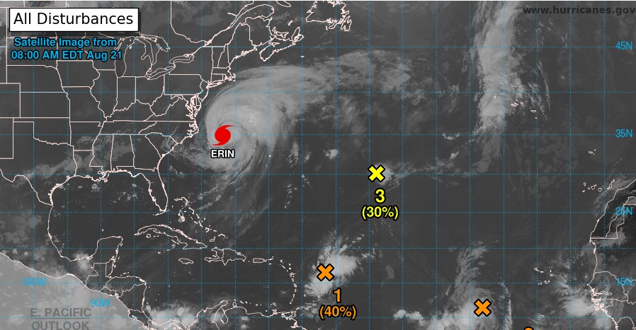 Expertos prevén que el huracán se debilitará luego de que llegó al punto más cercano a Carolina del Norte, donde causó inundaciones.