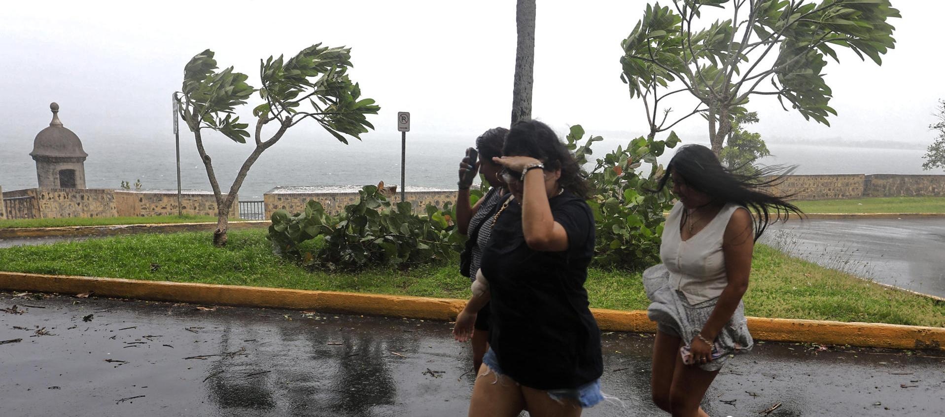 Aunque no tocó tierra en Puerto Rico, el huracán Erin causó fuertes vientos en la isla. Ahora el meteoro se dirige a las Bahamas y la costa esta de EE. UU.