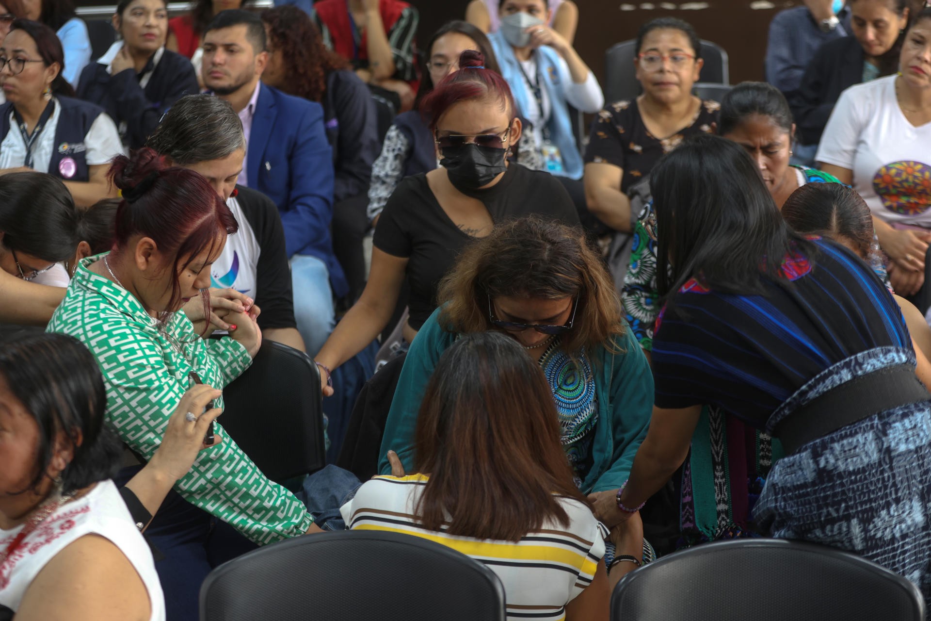 Algunos familiares de víctimas oran durante la audiencia de sentencia.