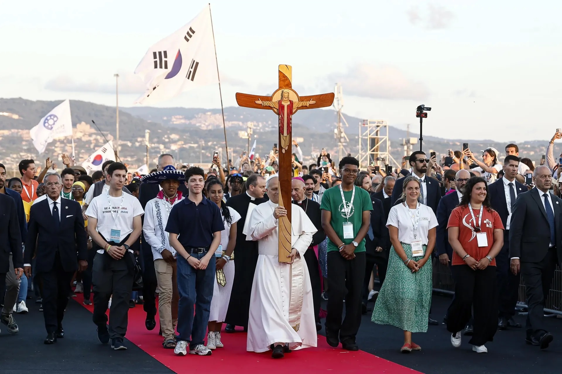 El papa León XIV preside, acompañado de miles de jóvenes, una procesión en la explanada Tor Vergata, en las afueras de Roma, en un acto del Jubileo de los Jóvenes.