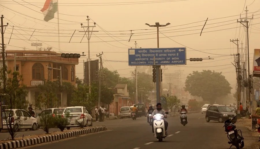 La imagen de archivo muestra la contaminación del aire en una ciudad de India. Ahora, estudio descrube que las altas temperaruras por las olas de calor causan efectos negativos en la atmósfera. /Foto: EFE archivo