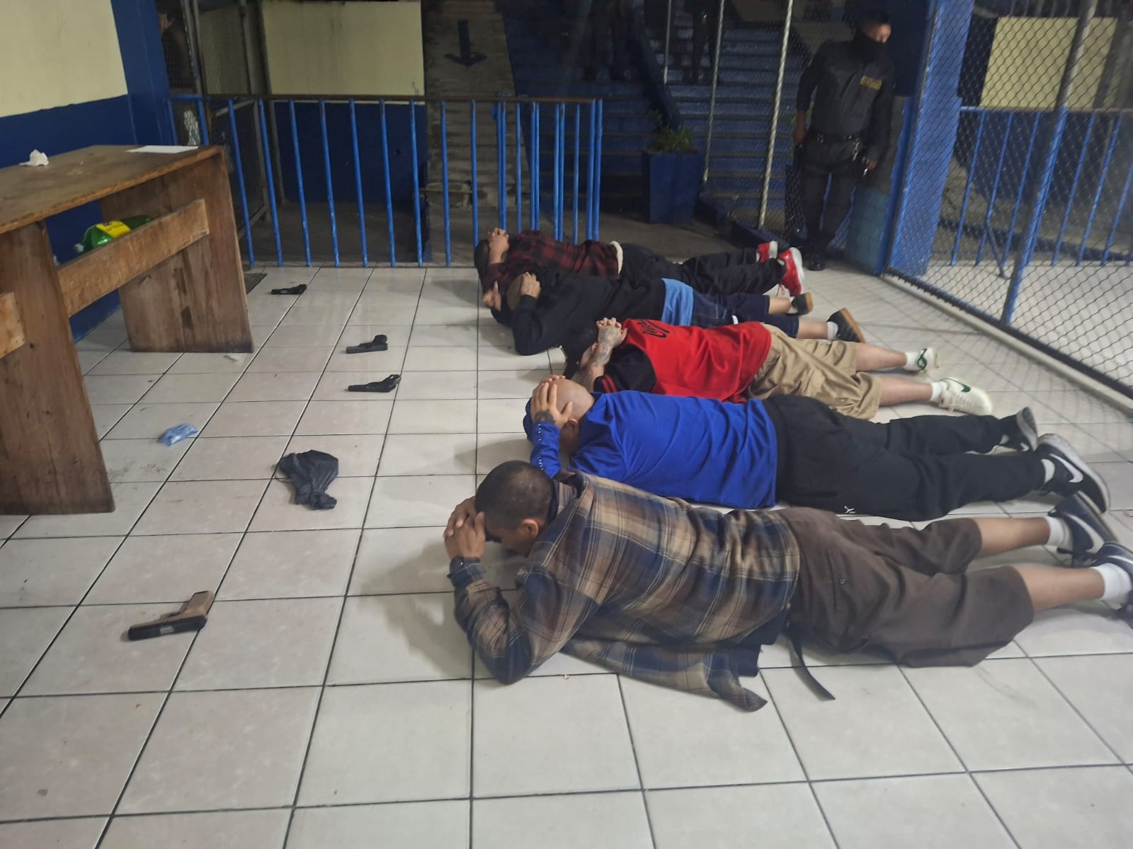 Autoridades liberan a 11 guardias que permanecían retenidos por reclusos