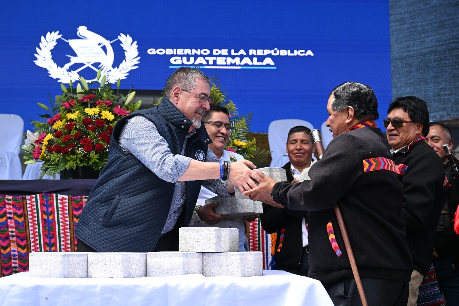 Presidente Arévalo encabeza entrega simbólica de adoquines en Santa Lucía Utatlán, Sololá