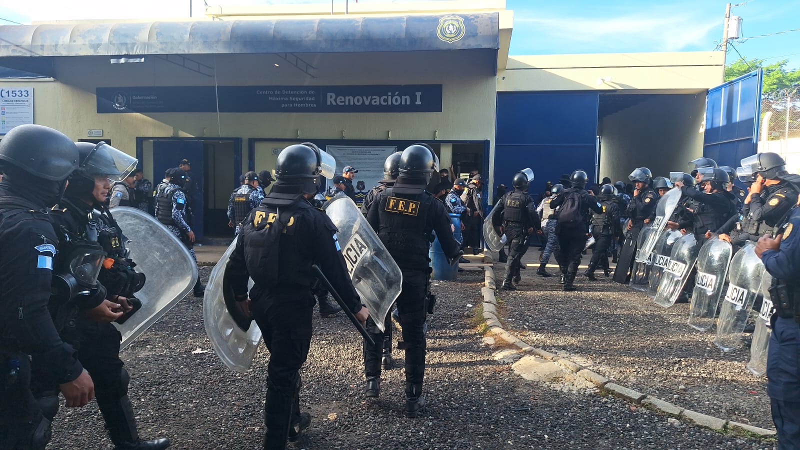 Autoridades llevan a cabo dos requisas simultáneas en prisiones
