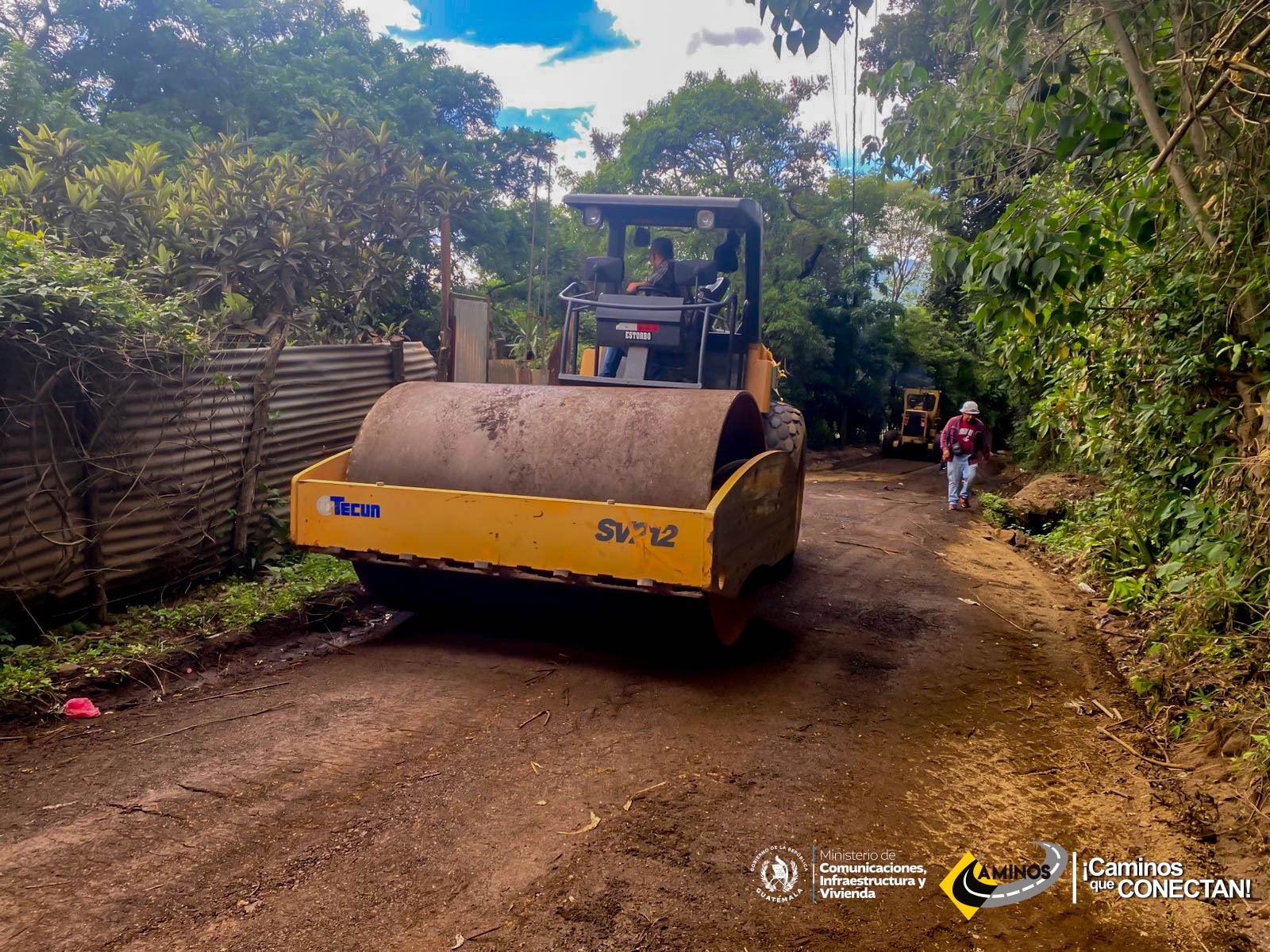 Maquinaria de la Dirección General de Caminos trabaja en las mejoras de la ruta alterna a Santa María de Jesús, Sacatepéquez.