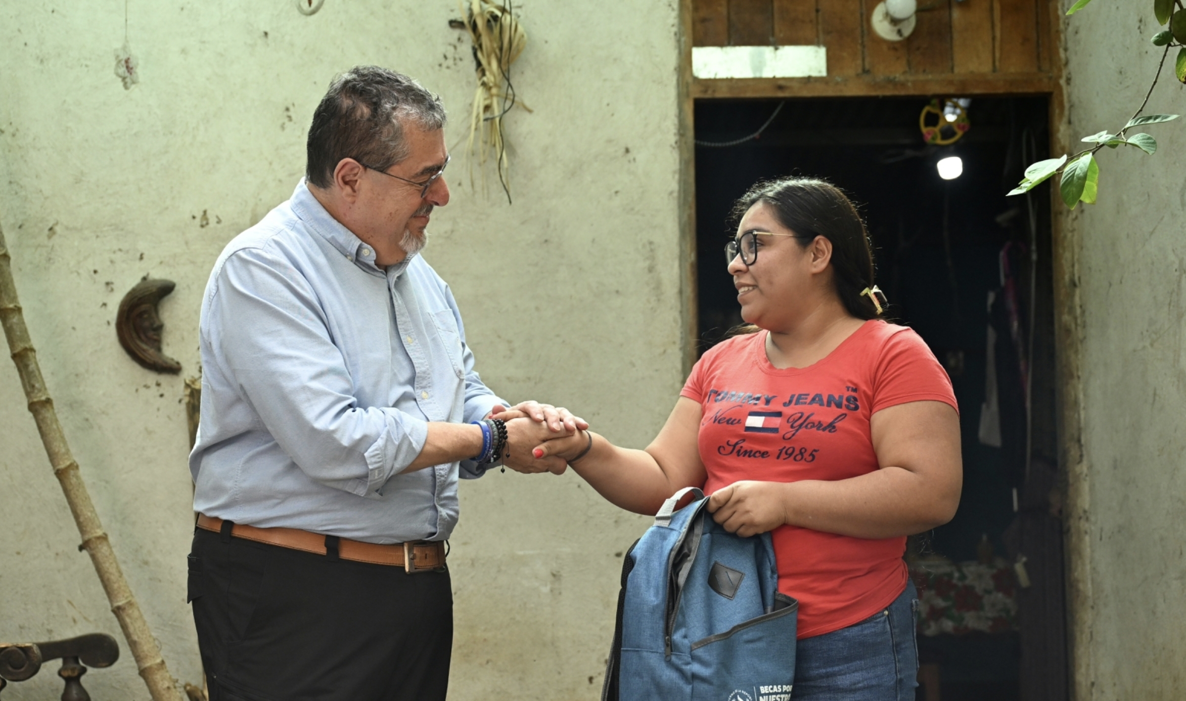 Presidente entrega beca a Thelma para estudiar Trabajo Social en Alta Verapaz