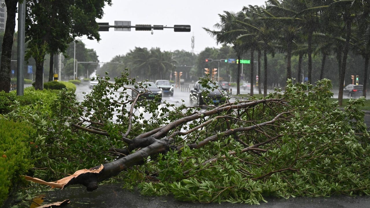 El paso del tifón Kajiki deja unos 102 mil afectados en la isla china de Hainan.