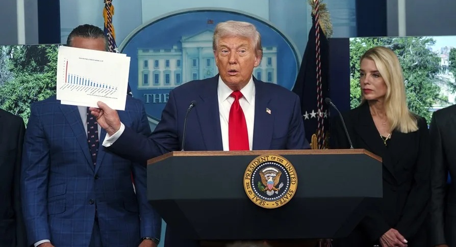 El presidente Donald Trump muestra cuadro estadístico para justificar que la Policía de la capital estadounidense quede bajo control federal.