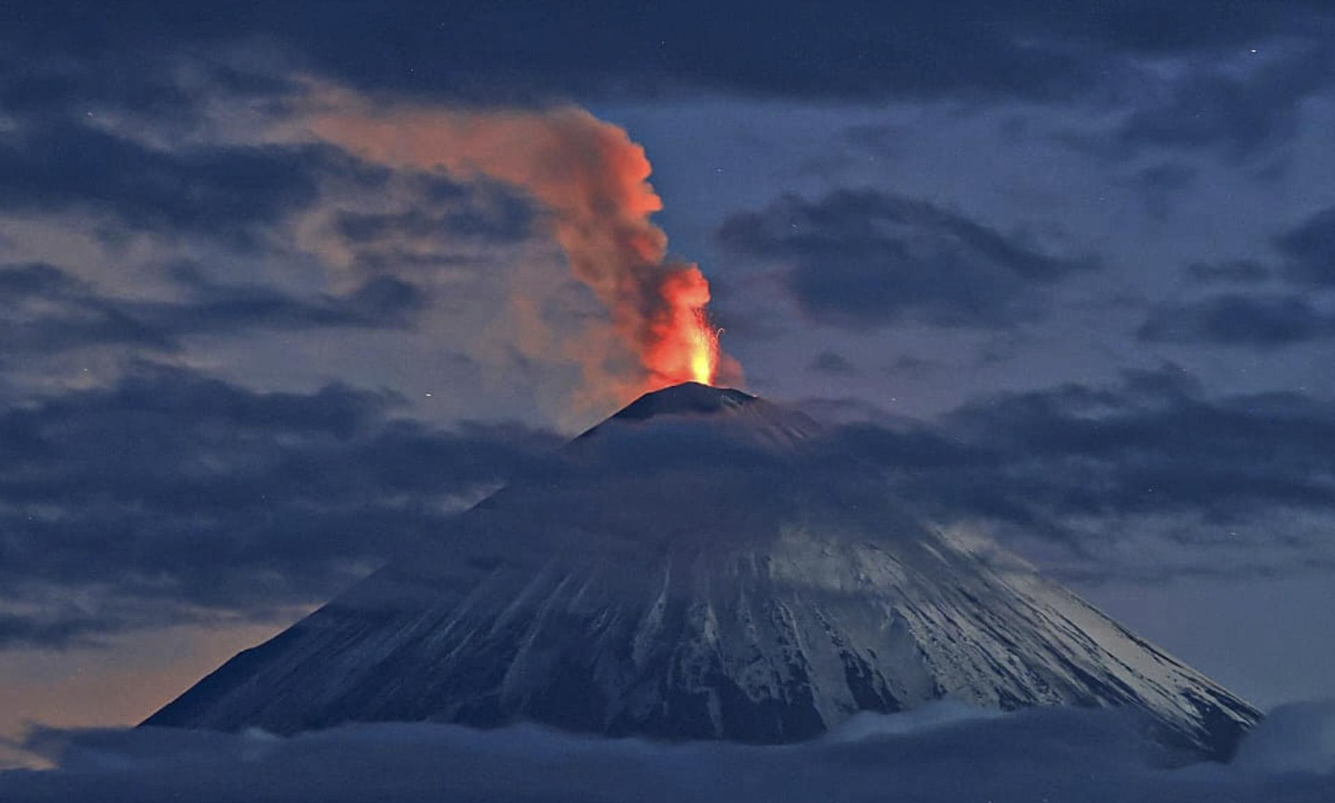 El volcán Klyuchevskoy también se encuentra activo luego del terremoto de magnitud 8.8 ocurrido en la península de Kamchatka, en el Lejano Oriente ruso.