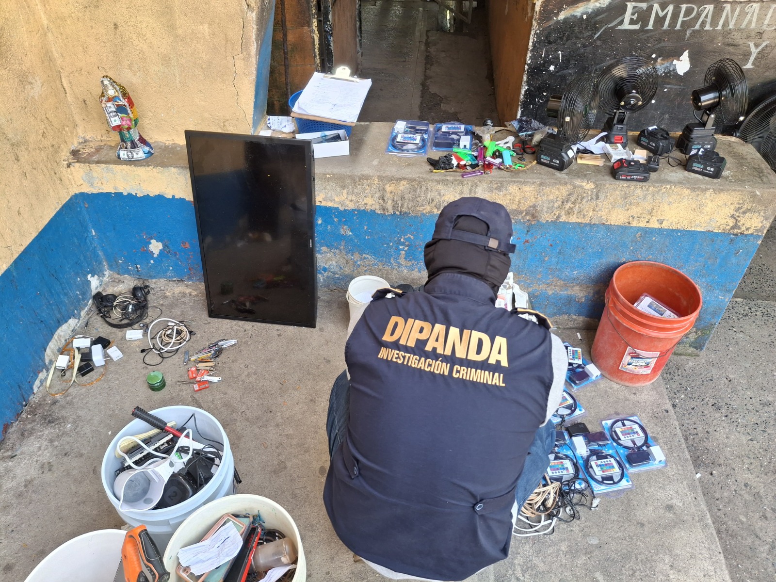 Incautan múltiples objetos prohibidos durante una requisa en el Centro de Rehabilitación para Hombres y Mujeres de Izabal. / Foto: PNC