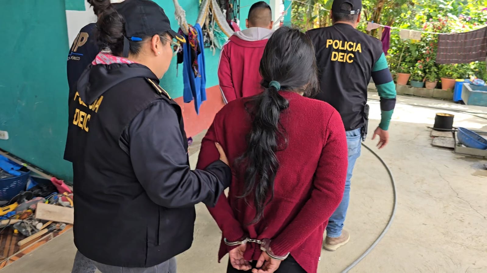 Durante esta acción fueron capturados Angélica N, de 23 años, y Merlín N, de 27 años, quienes también tenían en su poder dos armas de fuego tipo revólver. / Foto: PNC