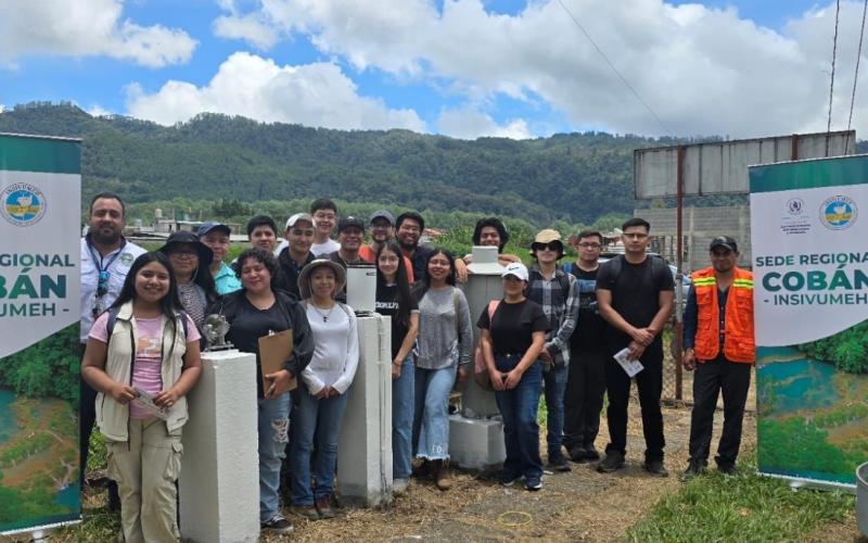 Durante las capacitaciones, Insivumeh compartió conocimientos sobre geología y meteorología. / Foto: Insivumeh.