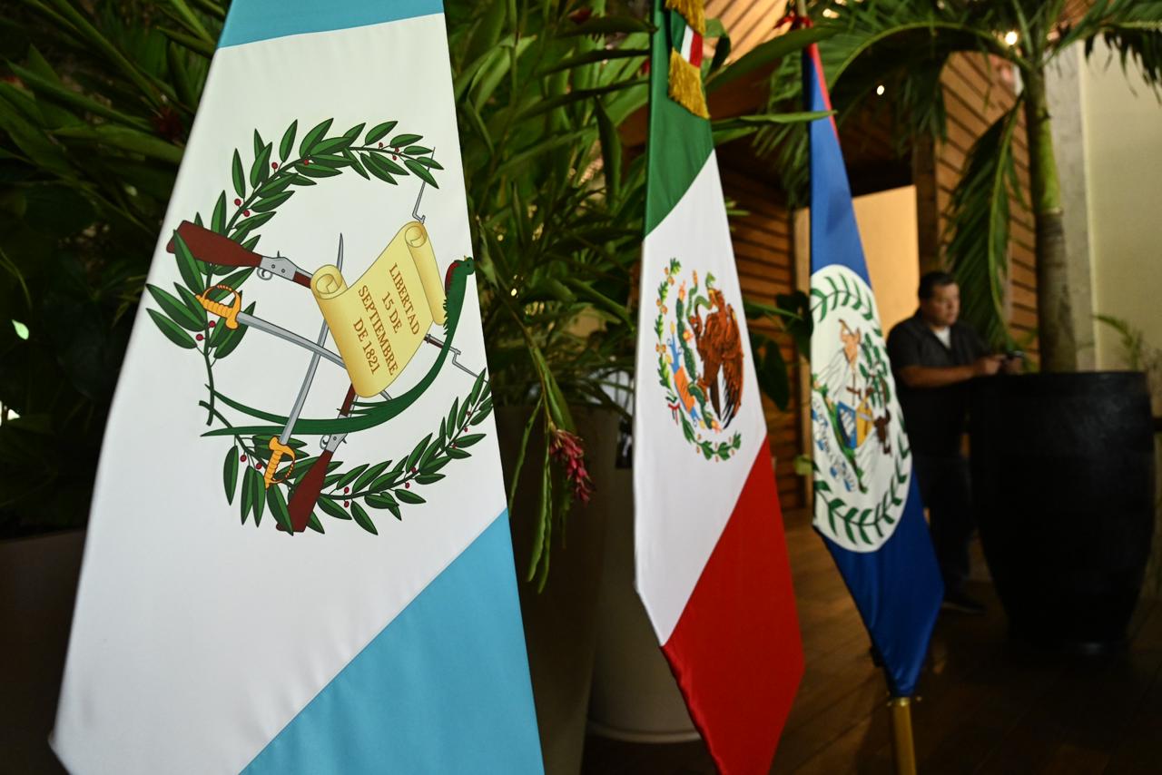 Banderas de Guatemala, México y Belice. / Foto: Byron de la Cruz.