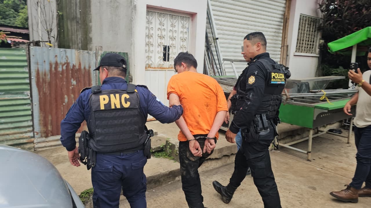 Finalmente, los dos hombres fueron trasladados a un juzgado competente, donde enfrentarán los cargos correspondientes. / Foto: PNC
