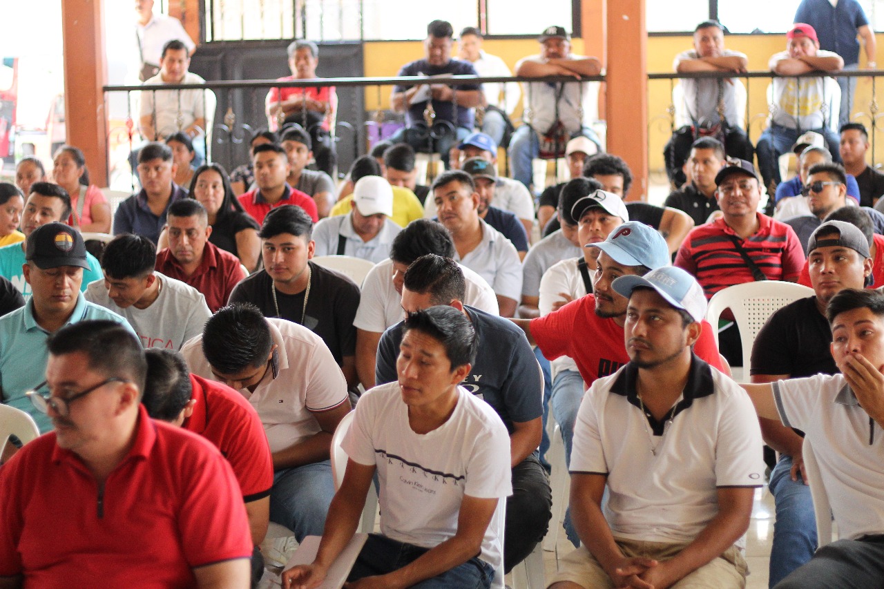 En Santo Tomás La Unión, los pilotos de tuctuc reciben capacitación vial como requisito para operar