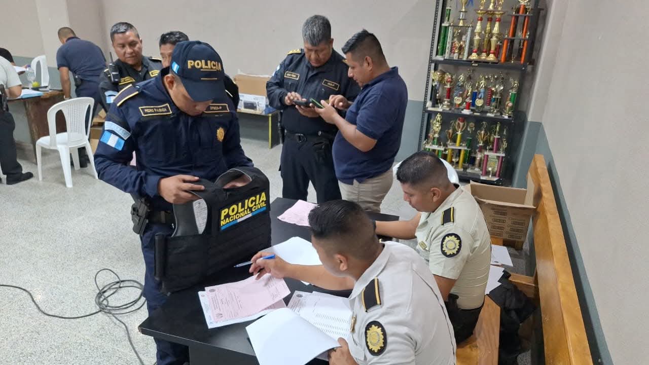 PNC fortalece seguridad policial con la entrega de 727 chalecos antibalas en Retalhuleu