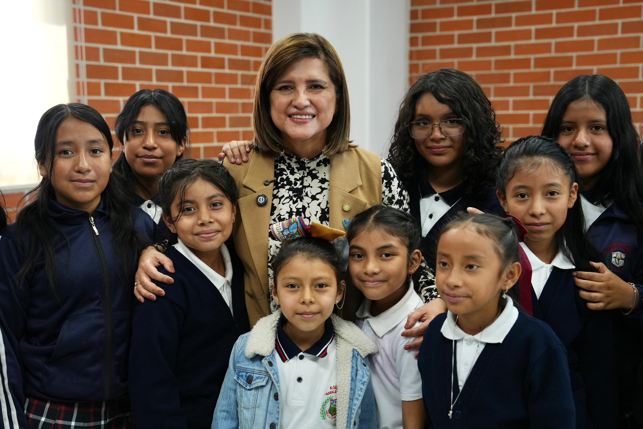 Vicepresidenta con estudiantes que se beneficiarán de los clubes de ciencias. / Foto: Vicepresidencia de la República.