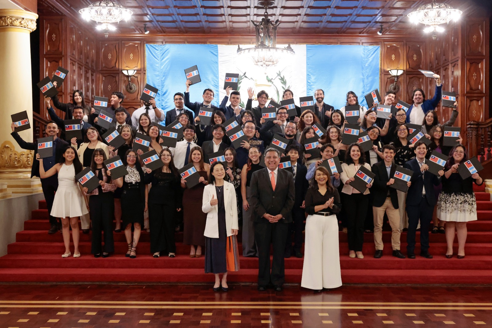Jóvenes guatemaltecos reciben becas de estudio de la República de China (Taiwán)