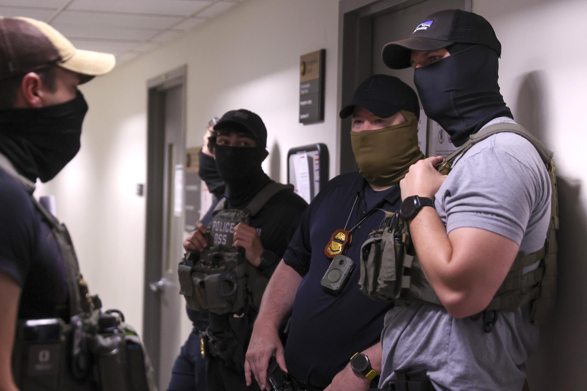 Agentes federales afuera de audiencias de migración en Estados Unidos. / Foto: Archivo EFE.