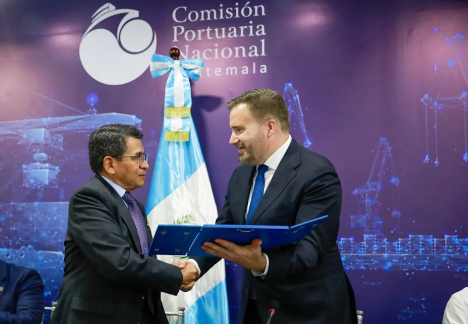 Ministro de Comunicaciones, Miguel Ángel Díaz Bobadilla, y el embajador de Estados Unidos acreditado en Guatemala, Tobin Bradley. / Foto: CIV.