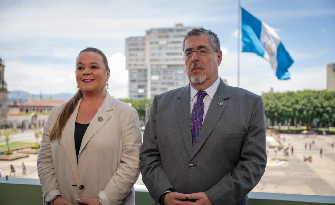 Presidente Arévalo junto a la ministra Anabella Giracca. / Foto: Álvaro Interiano.