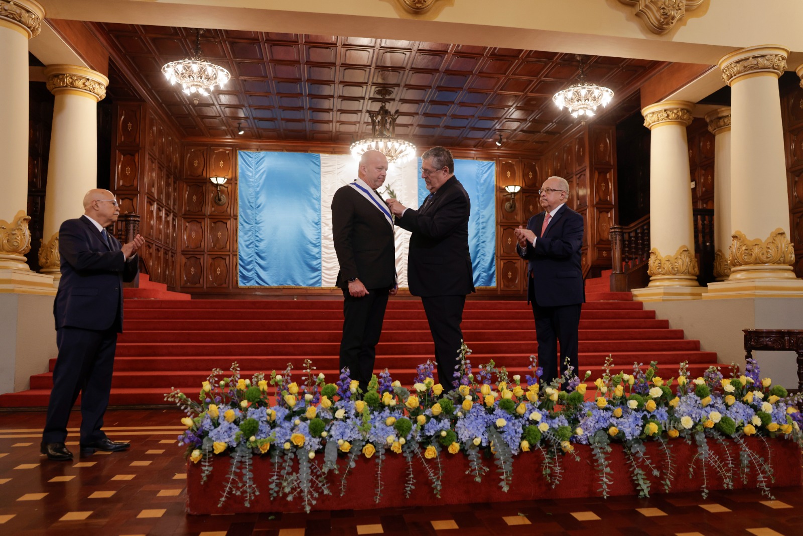 Presidente Bernardo Arévalo impone la Orden Antonio José de Irisarri al embajador de la Unión Europea en Guatemala, Thomas Peyker. / Foto: Analí Camey.