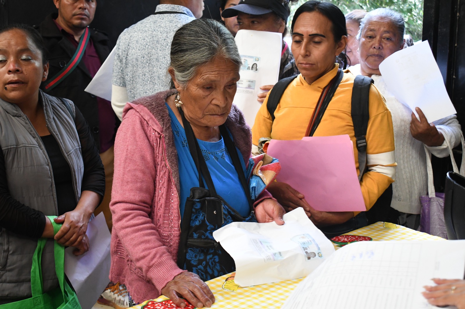 Entregan raciones de alimentos a mujeres de Huehuetenango