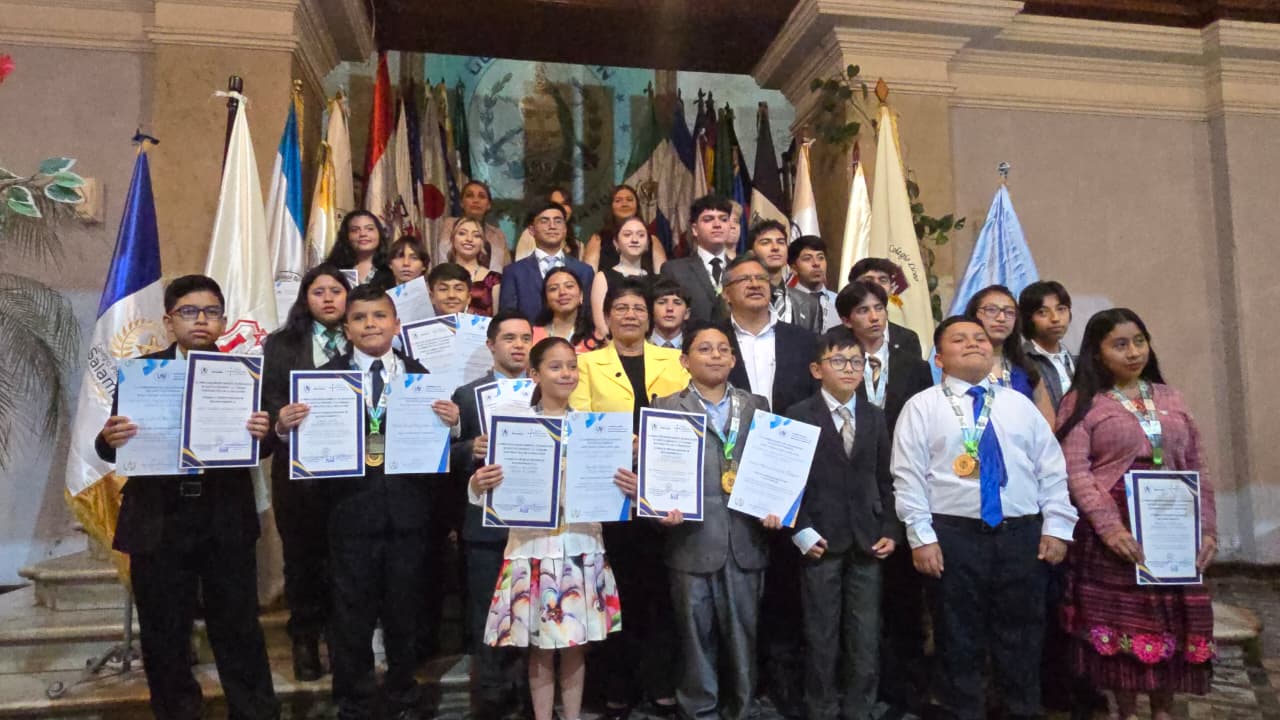Reconocen a estudiantes destacados con el Galardón a la Excelencia Estudiantil en Quetzaltenango