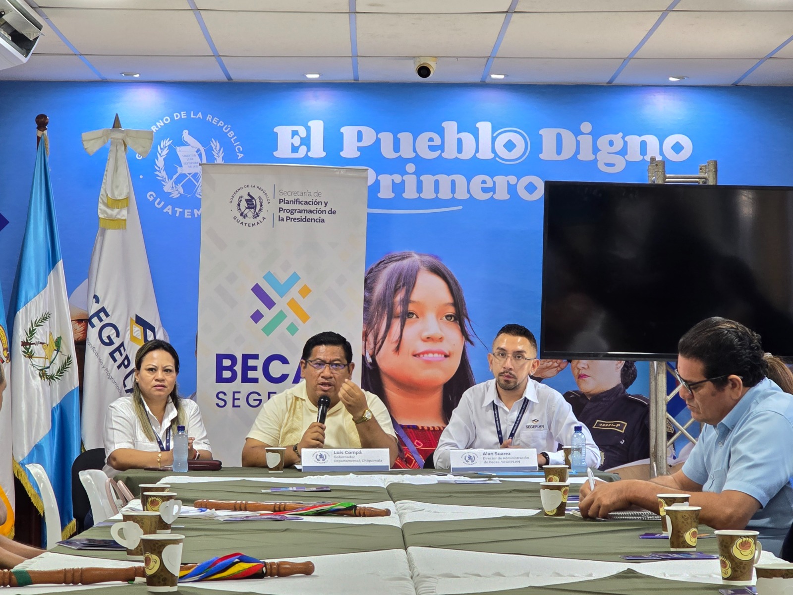 Presentan programa Becas por Nuestro Futuro ante autoridades indígenas de Chiquimula