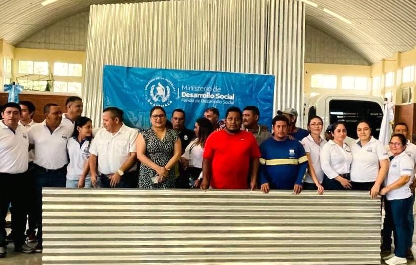 Entregan 150 kits de techo mínimo a familias de Santa Lucía Cotzumalguapa, Iztapa y Palín
