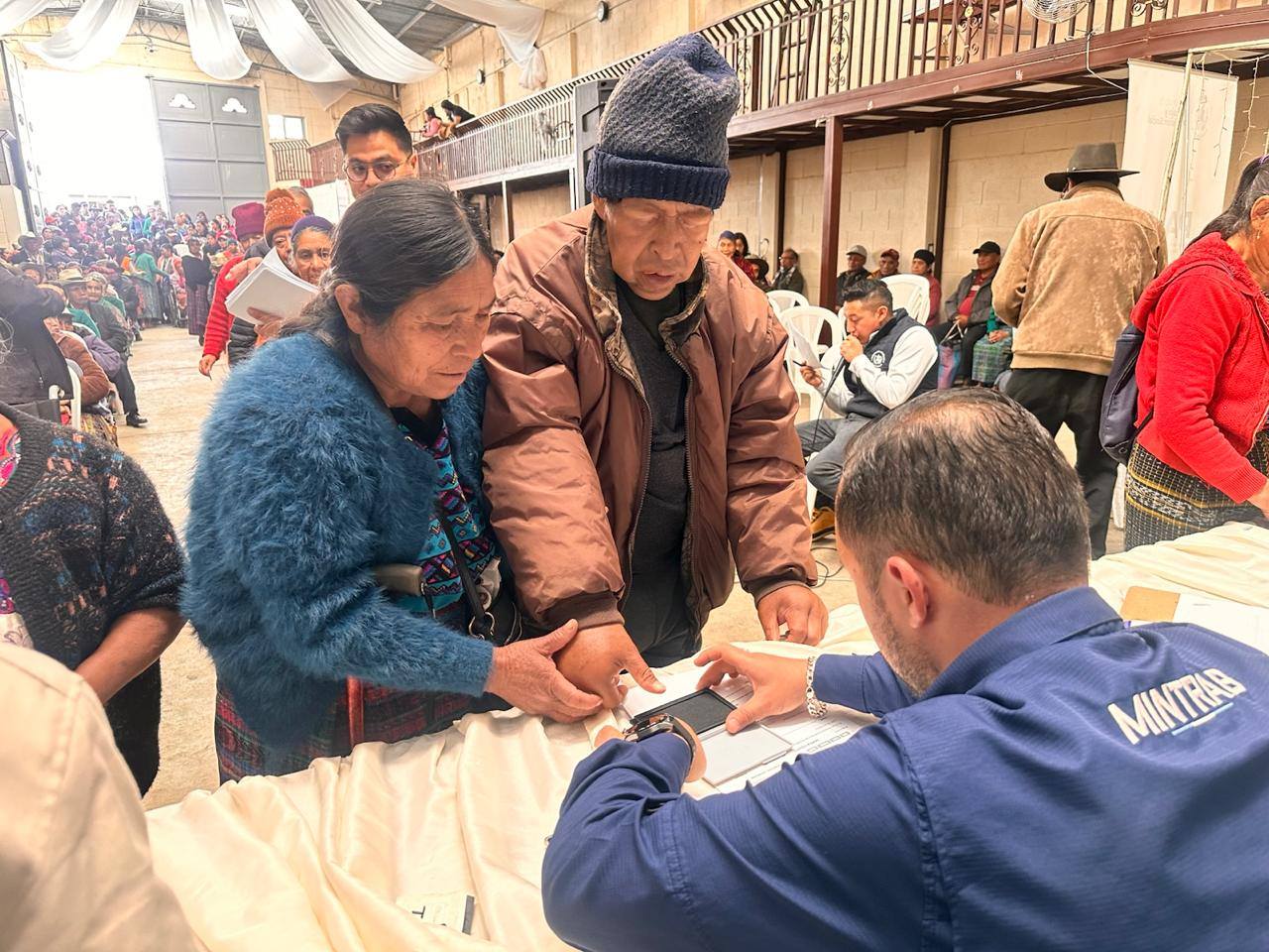 Notifican a más adultos mayores sobre su inclusión al PAM. / Foto: Mintrab.