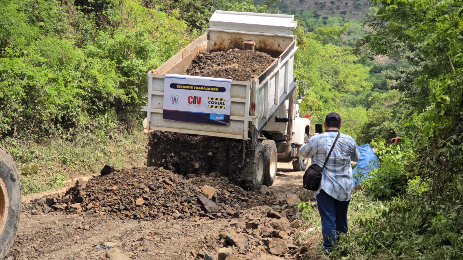Inician trabajos de reposición de balastro en carretera de San Juan Ermita hacia Olopa