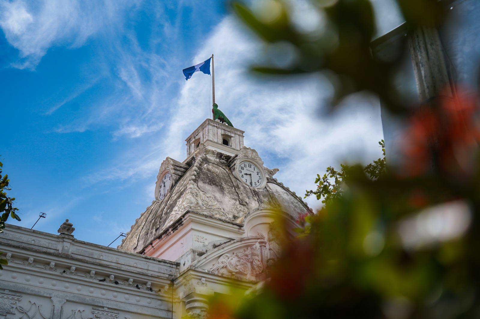 El Palacio de Gobernación de Retalhuleu se engalana con azul y blanco