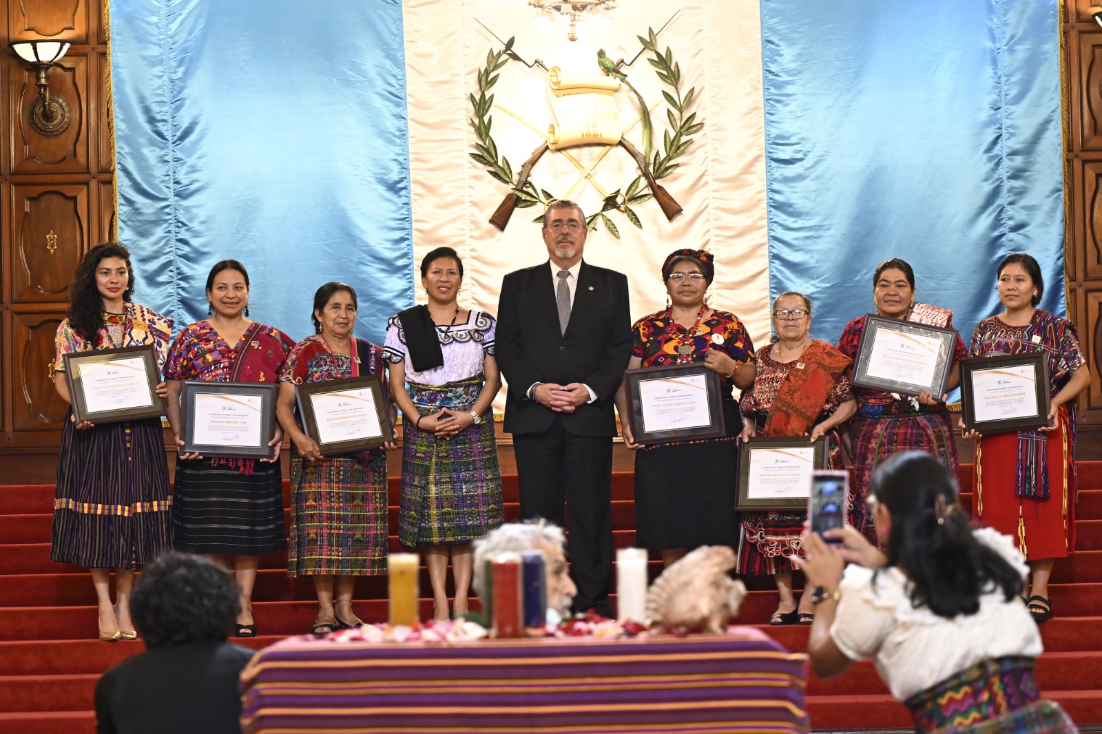Presidente entrega galardón de la orden Ütz Samaj a mujeres indígenas por su liderazgo en el país