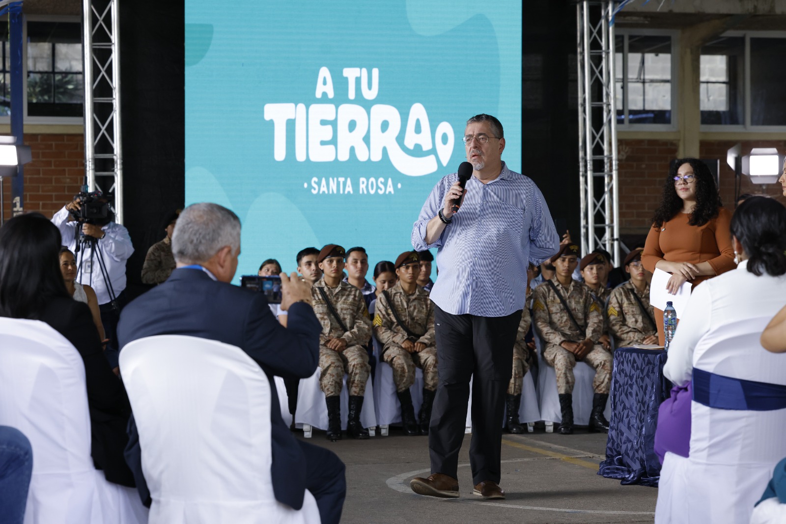 Presidente Bernardo Arévalo dialoga con la juventud de Santa Rosa