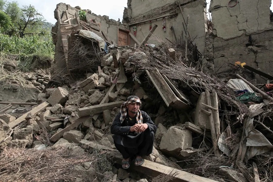 Un habitante de la provinciade Kunar, Afganistán, descansa cuando las esperanzas de hallar supervivientes se reducen.